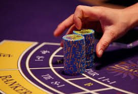 Live Dealer Baccarat ကတ်ဂိမ်းစားပွဲ အင်တာနက်မှ ကစားနေသောမြင်ကွင်း